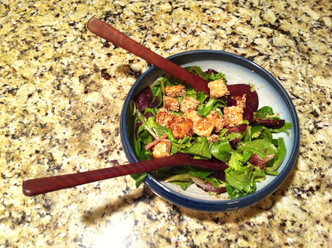 Salade verte et bouchées de tofu au sésame