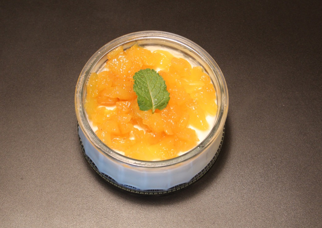 Panna Cotta Noix de coco et ananas confit – Coconut panna cotta and pineapple confit