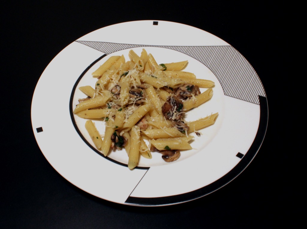 Penne aux champignons et huile de truffe – Penne pasta with mushrooms and truffle oil