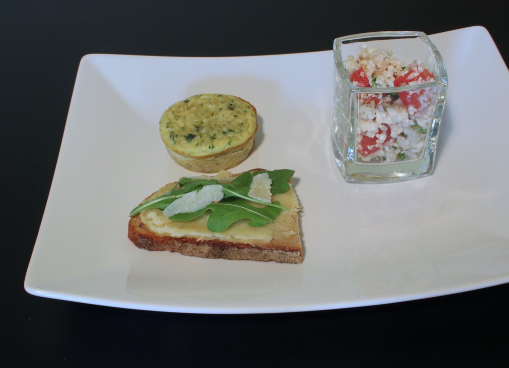 Palets d’omelette aux courgettes, oignon et menthe – Tiny omelettes with zucchini, onions and mint