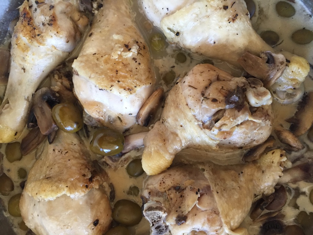 Poulet sauce vin blanc, champignons et olives  – Chicken with white wine, mushrooms and olives
